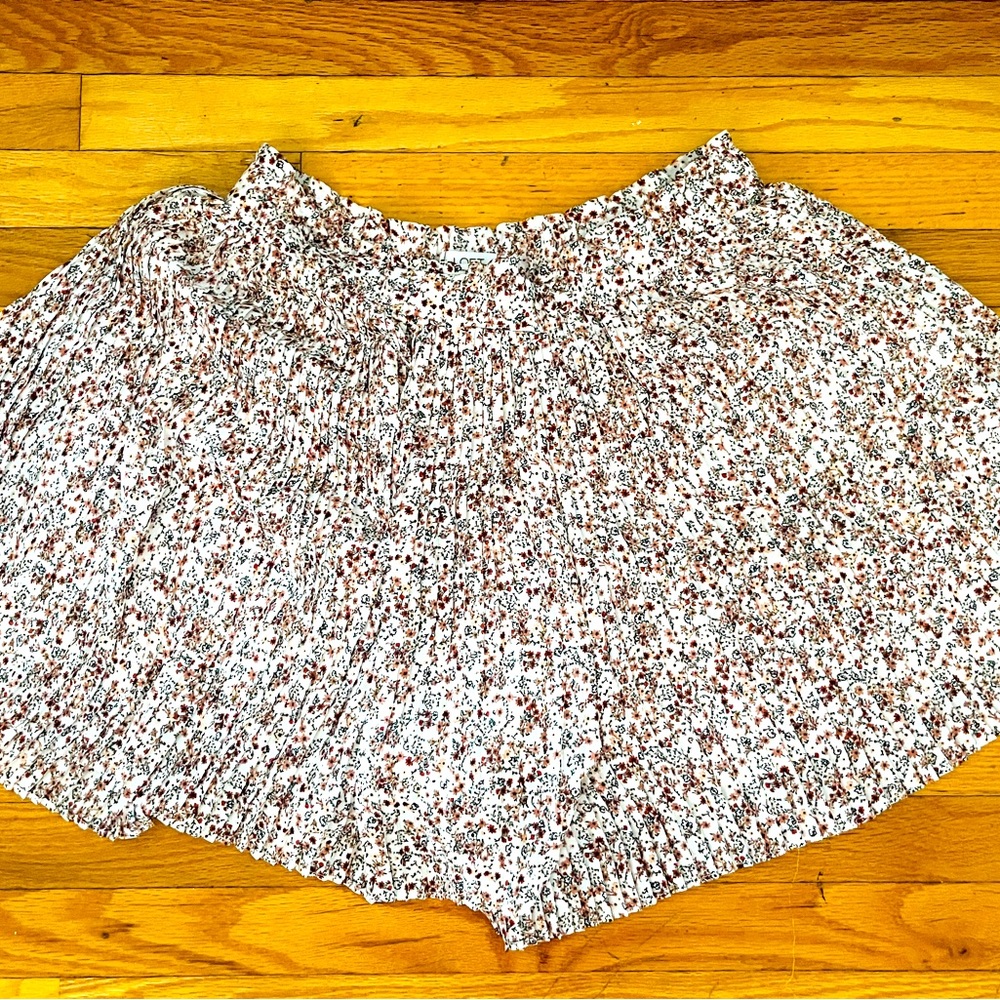 Loft Wide Leg Shorts (looks like a skirt) size L EUC